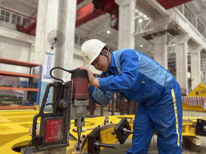 桂林橡機創(chuàng  )新升級全鋼巨胎成型機